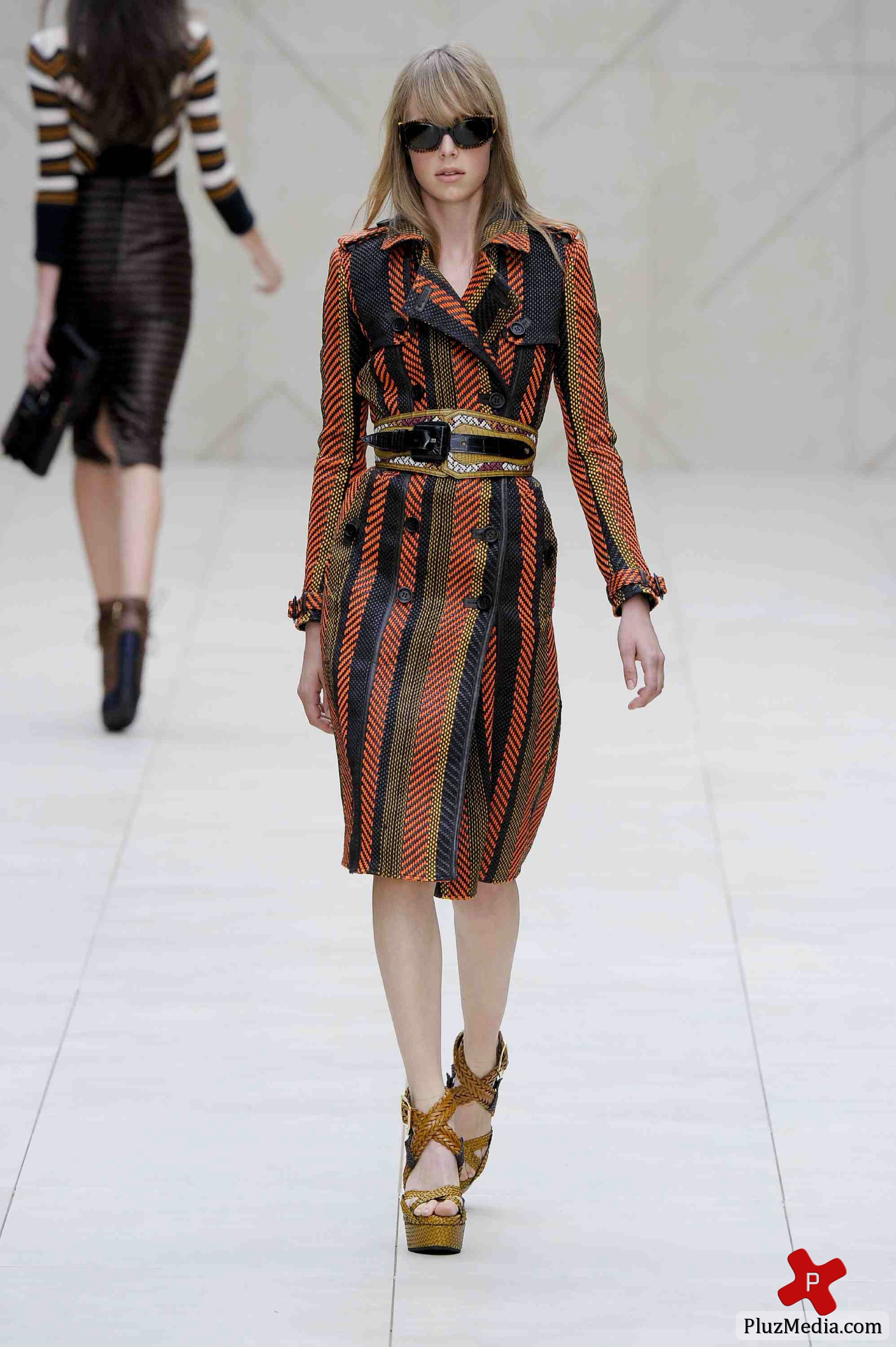 Edie Campbell - Cara Delevingne 1,London Fashion Week Spring Summer 2012 - Burberry Prorsum - Catwalk | Picture 82554